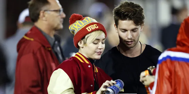 [FOTO] Inikah Wajah Anak Miley Cyrus - Patrick di Masa Depan?