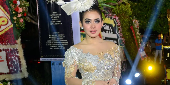 [Foto] Inilah Dress Biru Megah di Singgasana Princess Syahrini