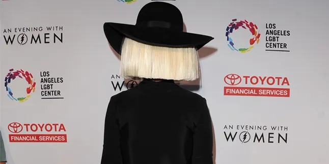 FOTO: Inilah Pesona Sia Furler Kala Tak Sembunyikan Wajahnya