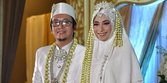 Foto Inka Christie Menikah di Usia 44 Tahun, Bahagia dan Syar'i Foto Inka Christie Menikah di Usia 44 Tahun, Bahagia dan Syar'i