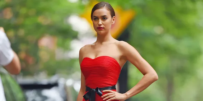[FOTO] Irina Shayk Pamerkan Lekuk Tubuh & Kaki Jenjangnya