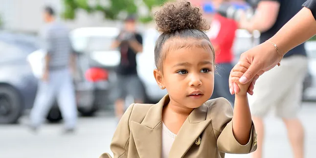 [FOTO] Jadi Elsa 'FROZEN', North West Lucu Bikin Gemas!