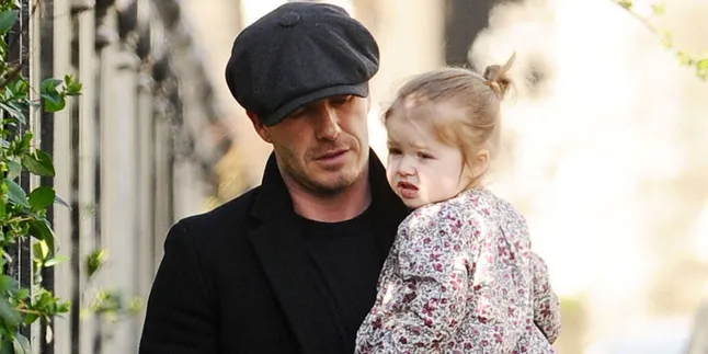[FOTO] Bak Kepompong, Harper Beckham Dikelilingi 4 Cowok Ganteng