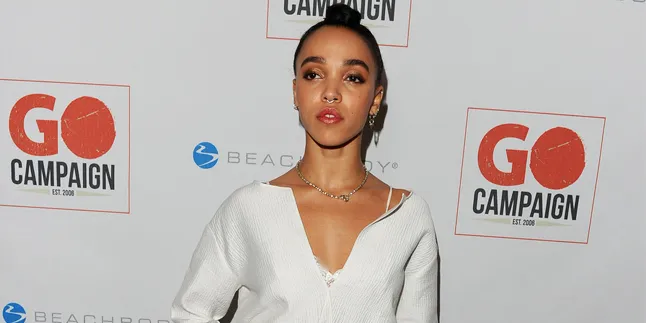 FOTO: Jadi Model Calvin Klein, FKA Twigs Pamer Tubuh & Otot Kekar