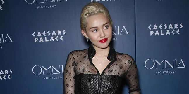 [FOTO] Jadi Model Kosmetik, Miley Cyrus Tampil Cantik & Beda
