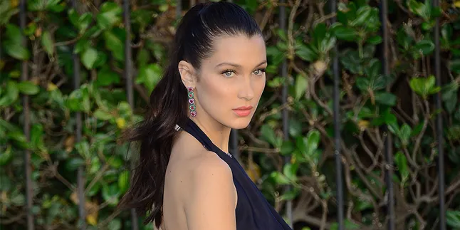 [FOTO] Jadi Model Vogue Arab, Bella Hadid Tampil Sopan & Tertutup
