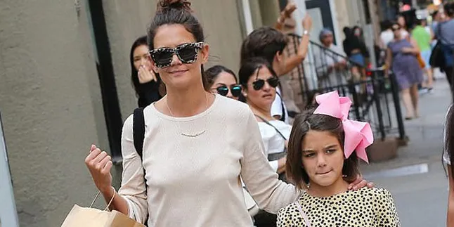 [FOTO] Jalan-Jalan Bareng Sang Ibu, Suri Cruise Tampil Cantik & Cute