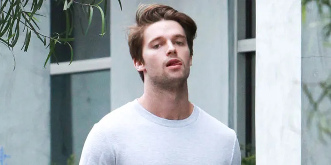 [FOTO] Jalan-jalan, Mantan Miley Cyrus Gandeng Mesra Sang Pacar