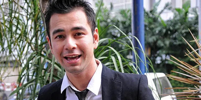 [Foto] Jalan Santai di Trotoar, Raffi Ahmad Ramah Pada Sekitarnya