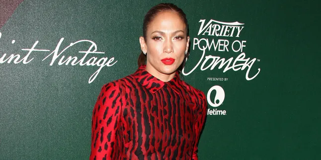 [Foto] Jalani Pemotretan, Jennifer Lopez Pamer Perut Seksinya