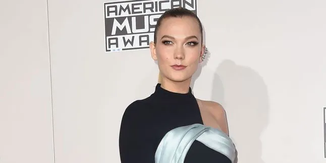 [FOTO] Jarang-Jarang, Karlie Kloss Ketahuan Gandeng Sang Pacar