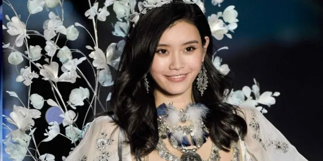 FOTO: Jatuh di Catwalk VSFS 2017, Ming Xi Curahkan Perasaannya