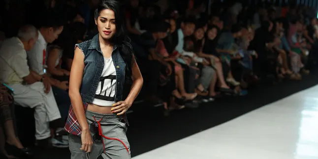 [FOTO] Jessica Iskandar Ajak Putra Gemuknya Berenang