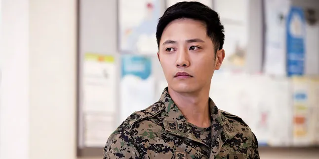[FOTO] Jin Goo Liburan ke Paris, Makin Ganteng & Stylish