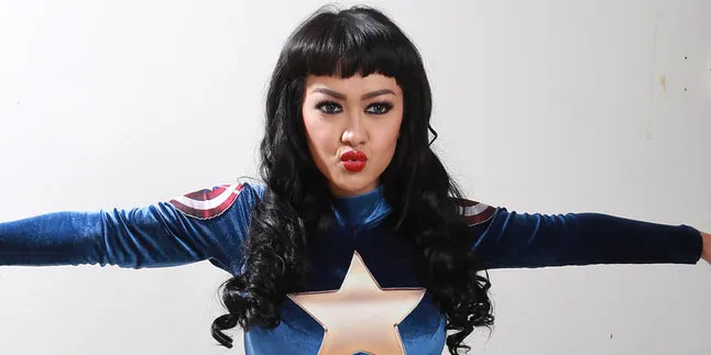 [FOTO] Julia Perez Akan Tembak Mumu, Serius Nih?