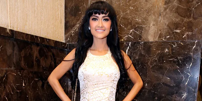 FOTO: Julia Perez Jalani Pemotretan Keluarga Ala Kim Kardashian FOTO: Julia Perez Jalani Pemotretan Keluarga Ala Kim Kardashian