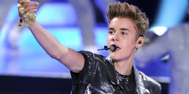 [FOTO] Justin Bieber Diserang, Kalung Rp 437 Juta Amblas!