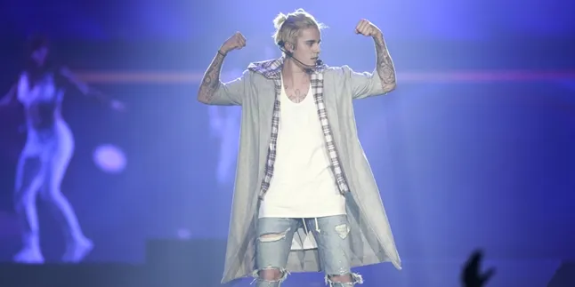 FOTO: Justin Bieber Jalan di Pinggir Danau Cuma Pakai Handuk FOTO: Justin Bieber Jalan di Pinggir Danau Cuma Pakai Handuk
