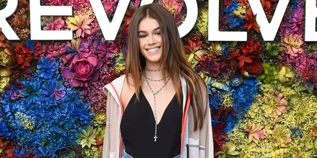[FOTO] Kaki Jenjang & Perut Rata Kaia Gerber, Bikin Cewek Minder