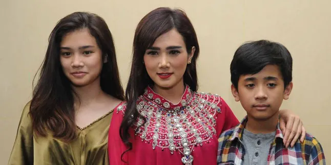 [FOTO] Kangen Maksimal, Mulan Video Call-an Dengan Baby Airlangga