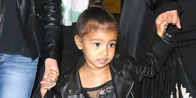 FOTO: Ke Gereja, North West Bawa Handbag Branded Puluhan Juta