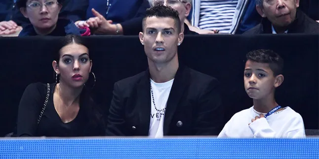 Foto Keluarga Terbaru Cristiano Ronaldo, Hangat & Romantis Banget!