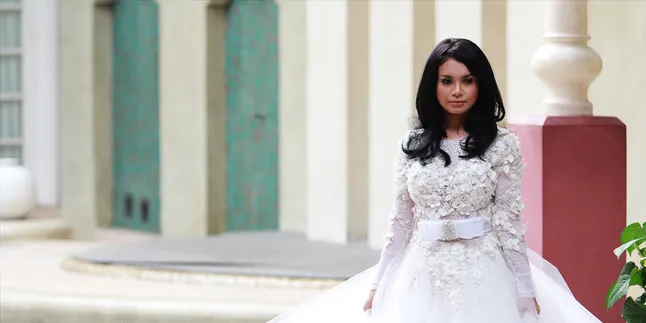 [Foto] Kemesraan Ivan Gunawan dan Rossa di Pinggir Kolam Renang