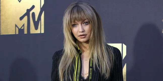 [FOTO] Kenakan Dress Transparan, Pakaian Dalam Gigi Hadid Kelihatan