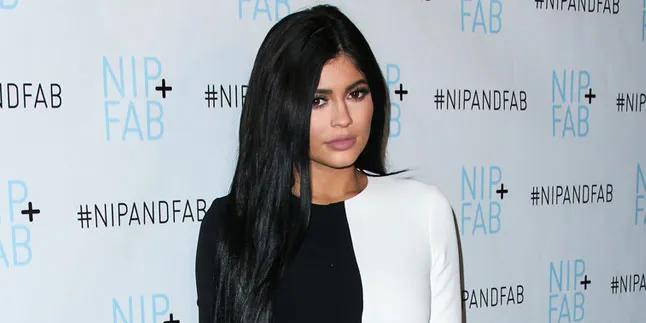 FOTO: Kenakan Gaun Transparan, Kylie Jenner Bersinar Bak Putri