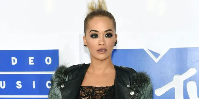 [FOTO] Kenakan 'Handuk' di Red Carpet, Rita Ora Jadi Korban Meme