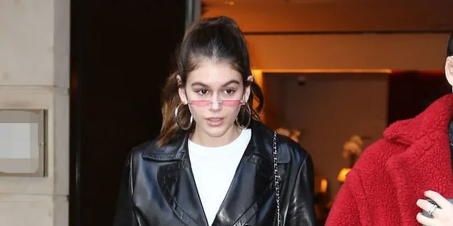 [FOTO] Kenakan Headpiece Unik, Kaia Gerber Curi Perhatian di Paris Fashion Week