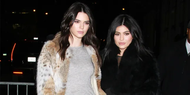 [FOTO] Kendall & Kylie Jenner Pesta Bikini, Awas Gagal Fokus!