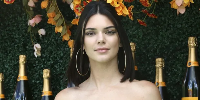 [FOTO] Kendall Jenner & Pacar Barunya Tertangkap Dinner Romantis
