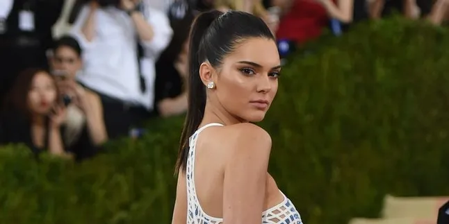 [FOTO] Kendall Jenner Ketahuan Dinner Dengan Pebasket Ini 2 Hari Berturut-Turut