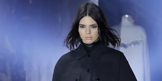 [FOTO] Kendall Jenner Tampil 'Compang Camping' di Red Carpet, Masih Cantik?