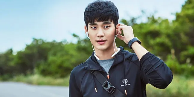 FOTO: Kepanasan, Kim Soo Hyun Nyatanya Tetap Ganteng Banget FOTO: Kepanasan, Kim Soo Hyun Nyatanya Tetap Ganteng Banget