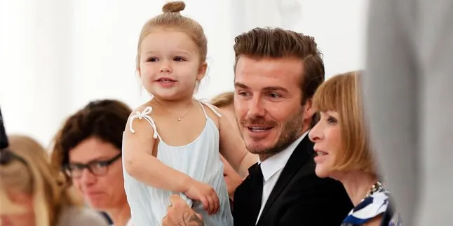 [FOTO] Ketahuan! Harper Doyan 'Curi' High Heels Victoria Beckham