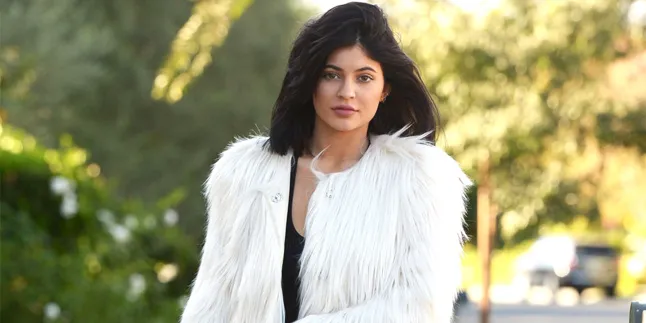 [FOTO] Ketahuan! Kylie Jenner Peluk Mesra Calon Pacar Barunya