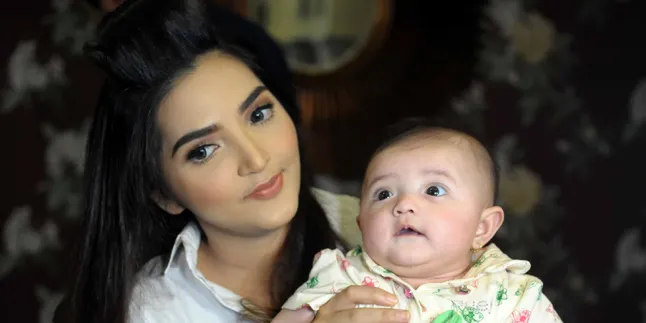 [FOTO] Ketika Baby Arsy Pakai Mukena, Imutnya Kelewat Batas