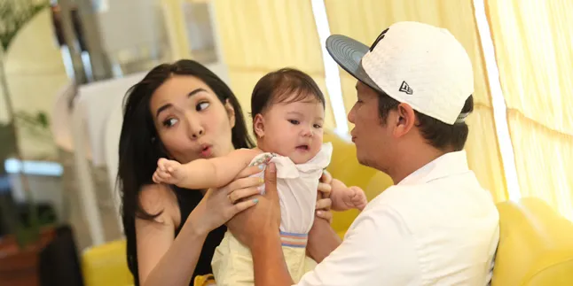 [FOTO] Ketika Baby Gempi Pose Bareng Gisel di Pantai, Imut Badai!