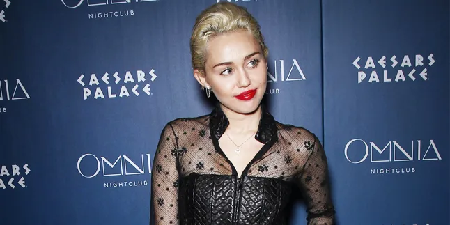 [FOTO] Ketika Bulu Ketiak Miley Cyrus Masuk Salon