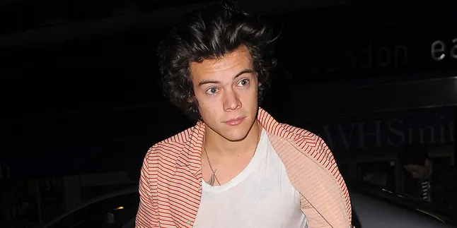 [FOTO] Ketika Harry Styles Dibikin Kesal Oleh Rambutnya Sendiri