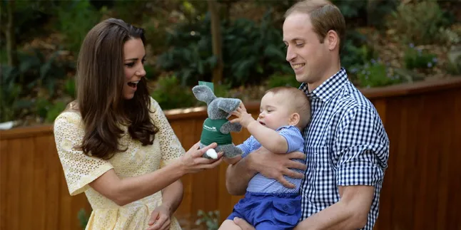 [FOTO] Ketika Kate Middleton Asyik Bermain Dengan Putra Mungilnya