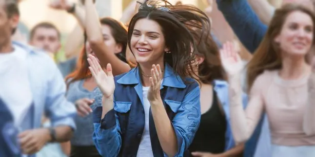 [FOTO] Ketika Kendall Jenner Berambut Blonde, Makin Cantik?