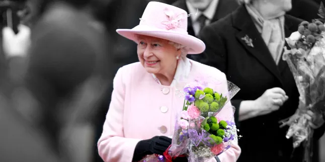 [FOTO] Ketika Ratu Elizabeth II Pakai Kerudung, Begini Jadinya!