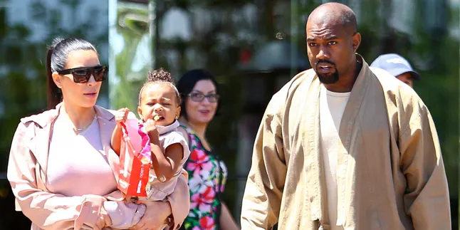 [FOTO] Kim Kardashian & Kanye West Rayakan Pesta Natal Bersama