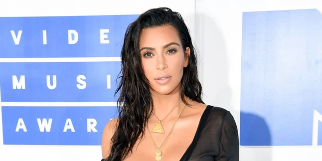FOTO: Kim Kardashian Menjelma Jadi Pengantin Nakal, Hot Abis!
