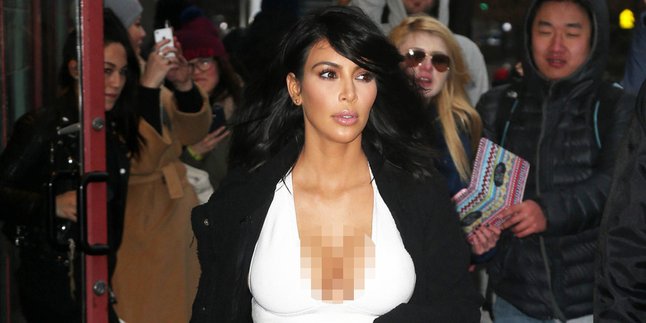 [FOTO] Kim Kardashian Pakai Baju Penuh Lubang, Makin Seksi?