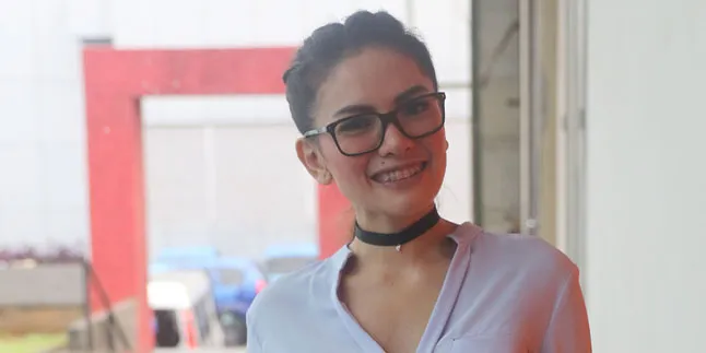 [FOTO] Kostum Manggung Seksi, Nikita Mirzani Pamer Tato di Paha