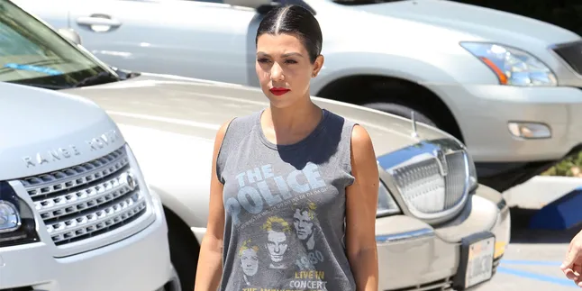 FOTO: Kourtney Kardashian Dandan 16 Tahun Lebih Muda, Cantik!